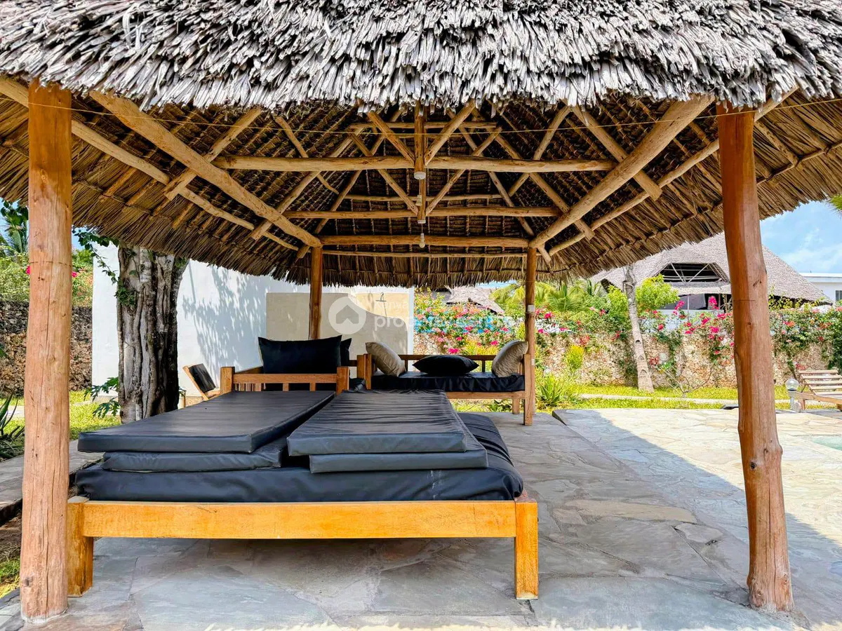 Fragola furnished pool home - photo from Starpeak Property Limited